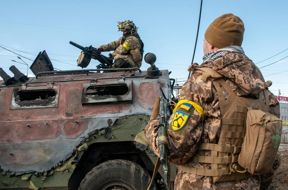Soldados ucranianos inspeccionan un vehículo militar dañado después de un combate en Kharkiv, Ucrania, este domingo 27 de febrero. Foto AP