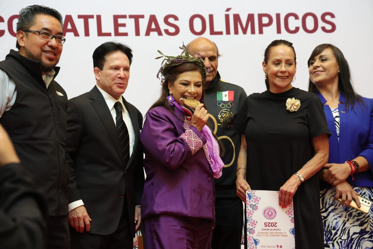 La jefa de gobierno capitalino, Clara Brugada se reunió con deportistas olímpicos en el marco del 57 aniversario de las Olimpiadas del 68 en la Ciudad de México. Foto 