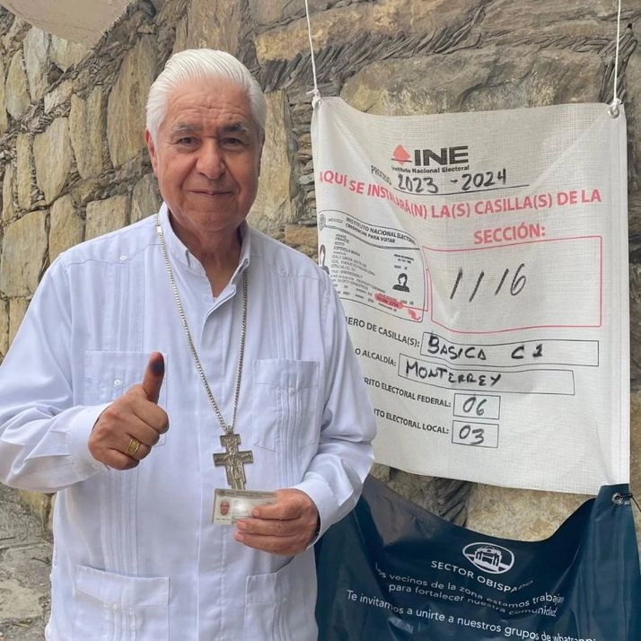 Rogelio Cabrera López, presidente de la CEM, mostrando su dedo entintado luego de votar. Imagen tomada de X 