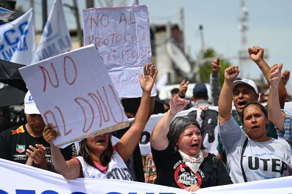 En Buenos Aires, una de las manifestaciones de ayer en contra del decreto de Javier Milei. Foto Afp