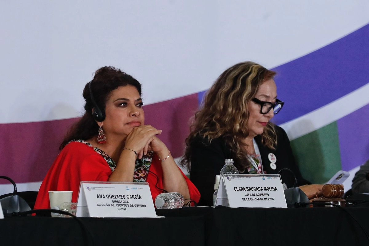 La jefa de gobierno Clara Brugada (izq) durante XVI Conferencia Regional sobre la Mujer de América Latina y el Caribe. Foto 
