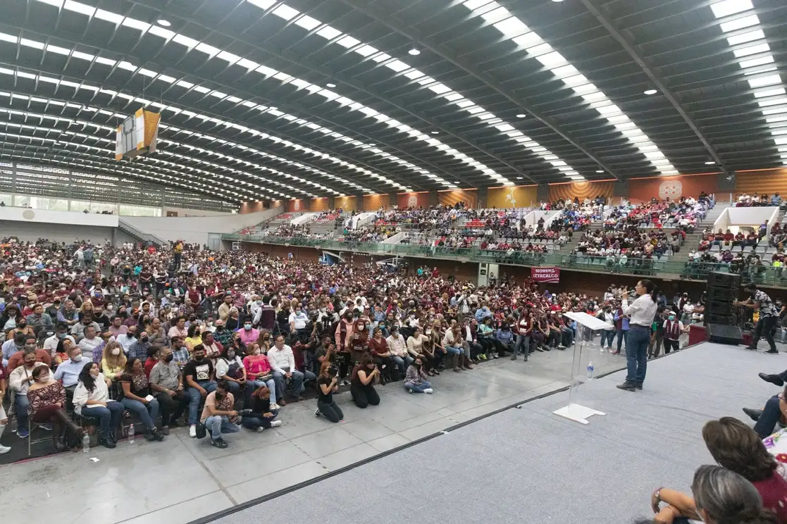 Durante su discurso en la Sala de Armas, la mandataria fue arropada por la militancia de Morena. Foto Pablo Ramos