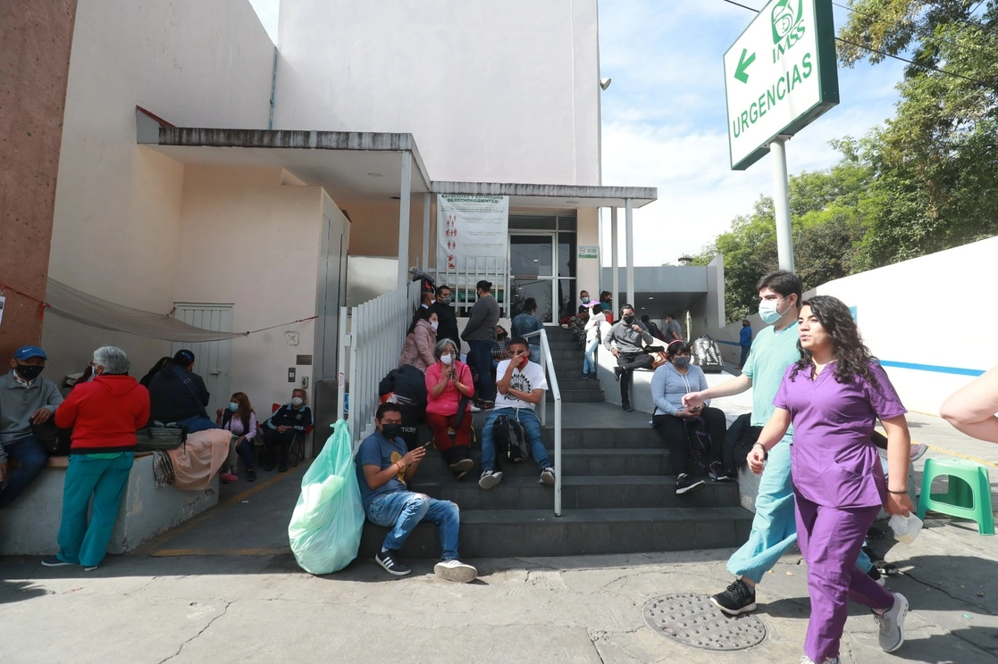 Decenas de personas esperan noticias de sus familiares afuera del hospital del IMSS ubicado frente al parque de Los Venados.Foto Luis Castillo