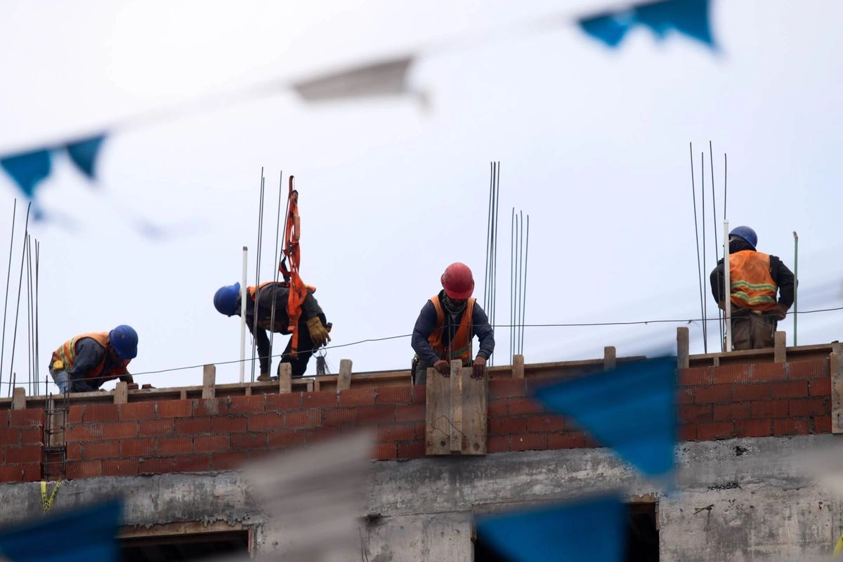 Los empleadores deben programar pausas de descanso de al menos 10 minutos cada dos horas, permitir que los trabajadores se resguarden en zonas de sombra y proporcionar agua suficiente en todos los frentes de obra.