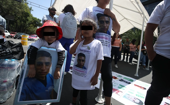Familiares de persona desaparecida durante una protesta en imagen de archivo. Foto Yazmín Ortega