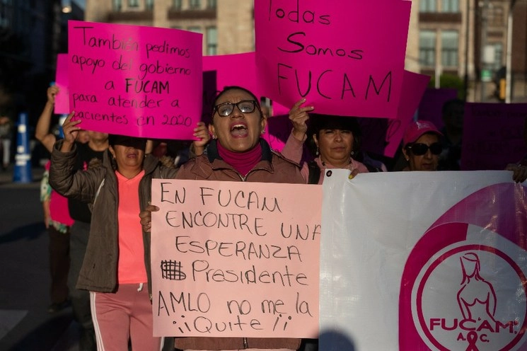 Mujeres beneficiarias del programa Fundación Cáncer de Mama durante una protesta en imagen de archivo. Foto Pablo Ramos 