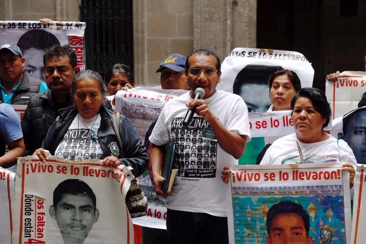 Padres de los 43 normalistas de Ayotzinapa durante una protesta en imagen de archivo. Foto Cristina Rodríguez