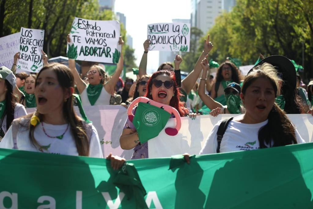 Integrantes de colectivas durante la marcha por el Día de Acción Global por el Acceso Legal y Seguro al Aborto, en la Ciudad de México, el 28 de septiembre de 2023. Foto Yazmín Ortega Cortés