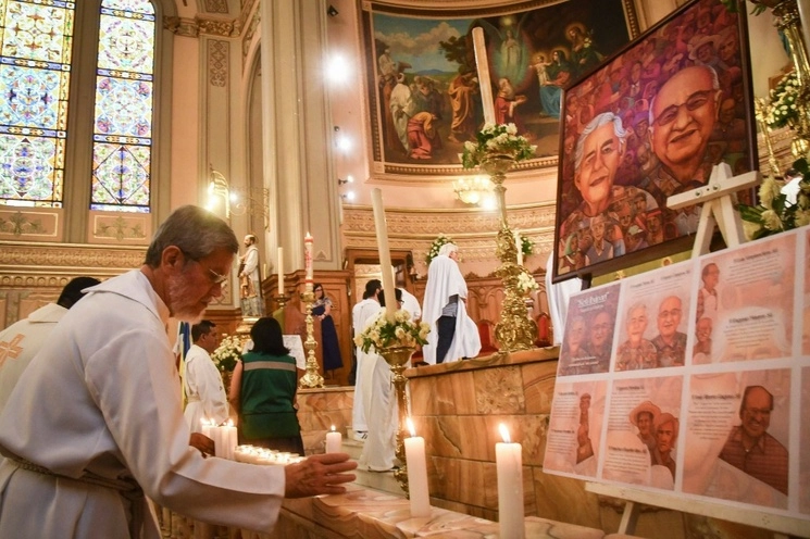 Misa celebrada en la parroquia de la Sagrada Familia en memoria de los sacerdotes jesuitas asesinados. Foto Cuartoscuro