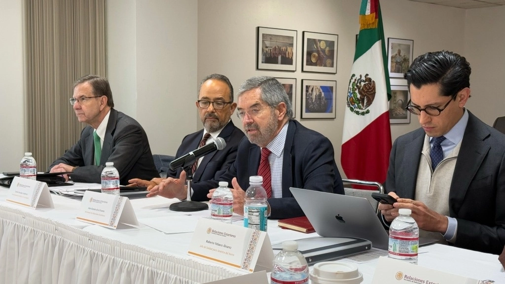 Juan Ramón de la Fuente(al micrófono) durante su gira por California. Foto SRE