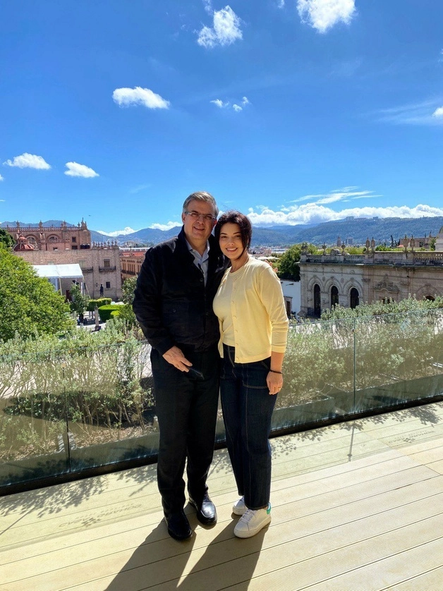 Marcelo Ebrard y su esposa en Morelia. Foto de su cuenta de twitter