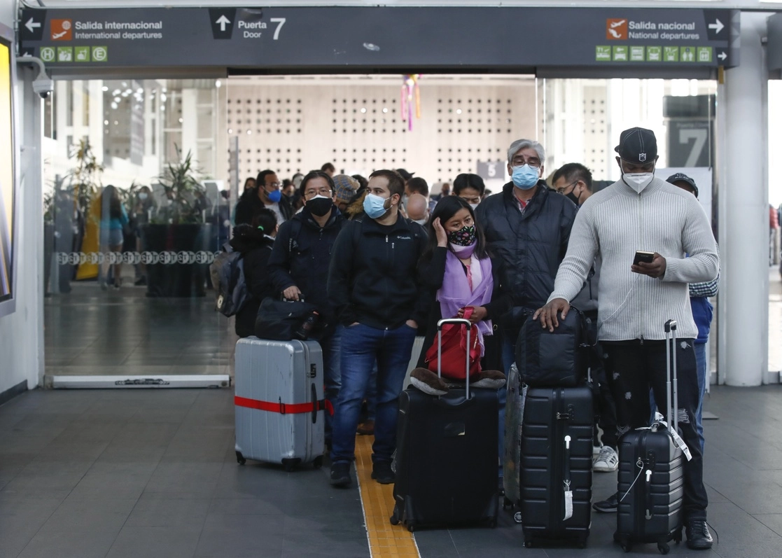 Cientos de pasajeros se encuentran varados en la Terminal 2 del Aeropuerto Internacional de la Ciudad de México, a causa de contagios de Covid-19 en la tripulación de la aerolínea Aeroméxico, lo que ha provocado la cancelación de vuelos, en imagen del 8 de enero de 2022. Foto Víctor Camacho