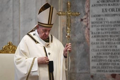 En imagen inédita, el papa Francisco ofició a puerta cerrada la tradicional liturgia del Domingo de Pascua debido a la pandemia del coronavirus, la cual llevó a cientos de millones de cristianos a conmemorar el día confinados en sus hogares. Foto Afp