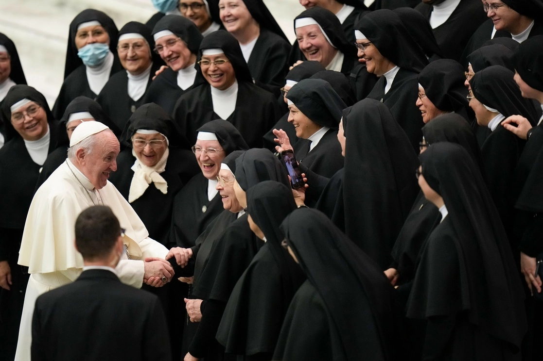 El Papa Francisco saluda a monjas en el salón Papa Pablo IV en el Vaticano, el 20 de octubre de 2021. Foto Ap
