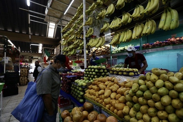 Persona compra fruta en un mercado de la alcaldía de Azcapotzalco. Foto Yazmín Ortega