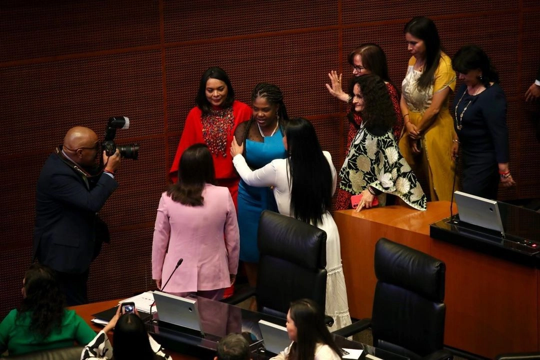 Desde la mesa directiva del Senado, Márquez Mina advirtió que  “ha llegado el  momento de que América Latina, el Caribe y el Continente africano caminen juntos frente a las guerras comerciales,  las crisis migratorias, el colapso económico y un orden internacional que perpetúa las desigualdades coloniales,”. 