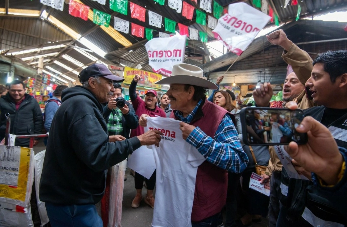Armando Guadiana recorrió el mercado dominical de la colonia Saltillo 2000, al poniente de Coahuila. Foto Leopoldo Ramos