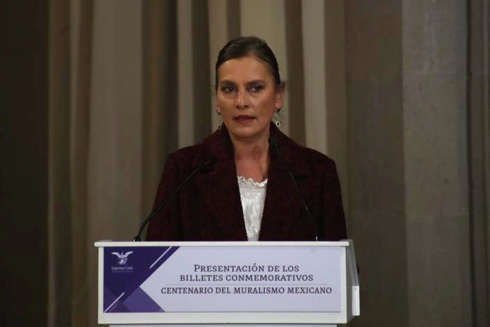 Beatriz Gutiérrez Müller durante la presentación de los billetes de lotería diseñados para conmemorar los cien años del muralismo mexicano. Foto Yazmín Ortega 