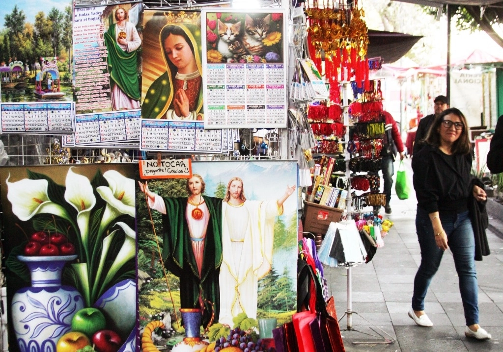 Venta de calendarios del 2024 y estampas religiosas, a las afueras de la iglesia de San Hipólito, en el Centro Histórico de la Ciudad de México. Foto Roberto García Rivas / Archivo