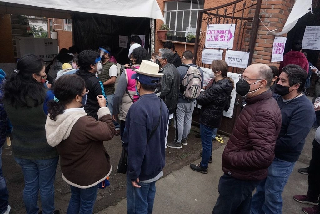 Personas asisten a votar en la casilla 3960, en el pueblo de San Andrés Totoltepec de la alcaldía de Tlalpan, el 6 de junio de 2021. Foto Pablo Ramos