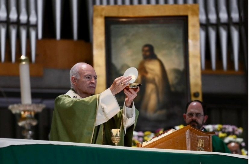 El cardenal Carlos Aguiar Retes durante una misa dominical en la Basílica de Guadalupe. Foto Roberto García Ortiz / Archivo