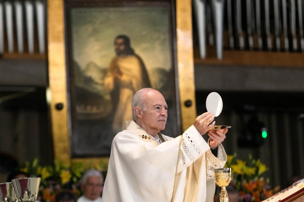 El cardenal Carlos Aguiar Retes, arzobispo primado de México expuso que “la participación cristiana en la vida pública, como el ejercicio democrático que estamos por vivir, estará siempre motivada por ese profundo amor a nuestra nación”.  Foto Cuartoscuro / Archivo 