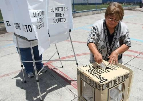 Una mujer emite su voto en imagen de archivo. Foto Marco Peláez