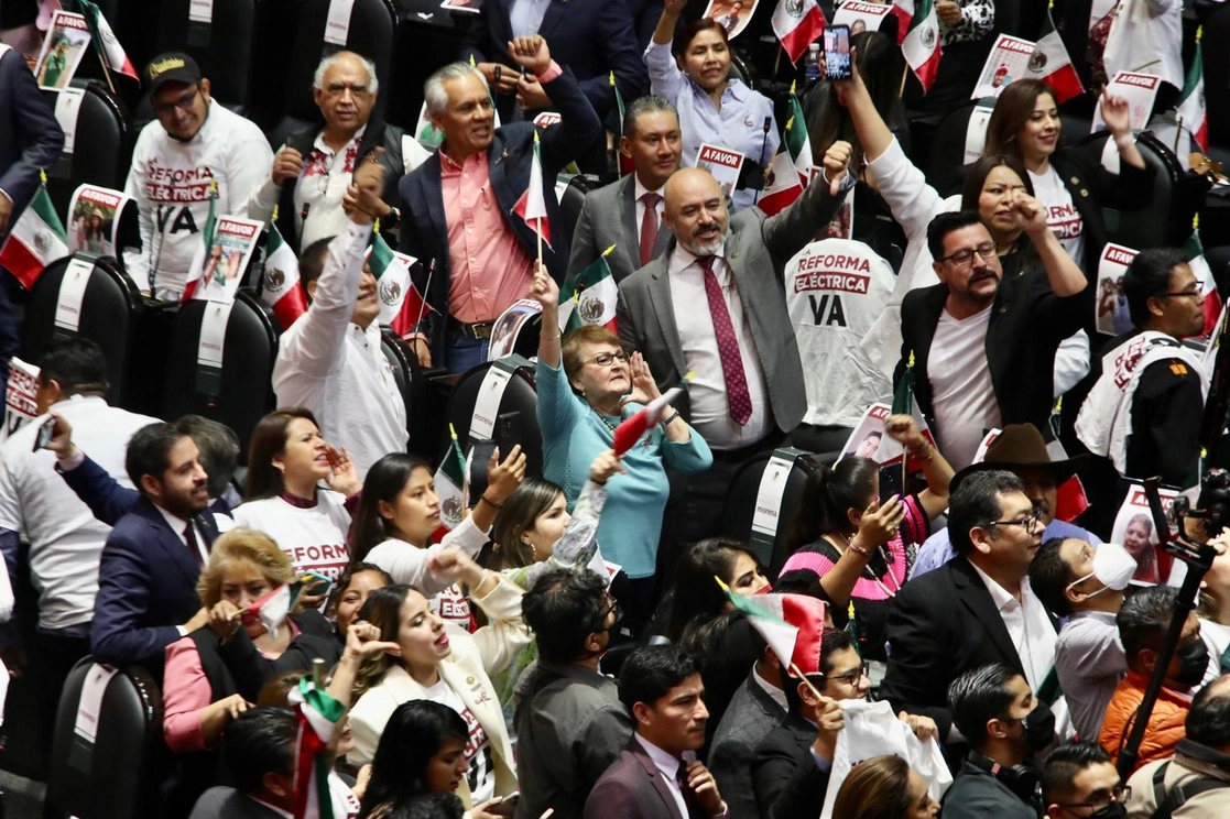 Integrantes de las diversas bancadas de los partidos políticos discuten durante la sesión en la Cámara de Diputados, en la que se discutirá la reforma eléctrica, el 17 de abril de 2022. Foto Luis Castillo