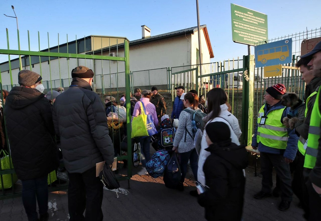 La Iglesia católica pidió no ser “indiferentes” ante quienes dejan sus países sin tener que comer por la pobreza o la violencia. En la imagen, refugiados ucranios regresan a su país por la garita de Medyka, ubicada en la frontera sureste con Polonia, el 20 de marzo de 2022. Foto Marco Peláez
