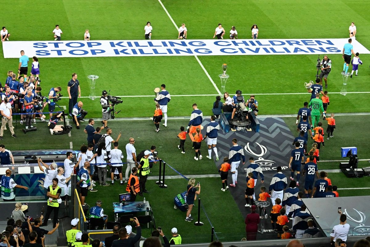 Los jugadores entran al campo antes del partido de la Supercopa de la UEFA entre el Paris Saint-Germain y el Tottenham Hotspur en Udine, Italia, el miércoles 13 de agosto de 2025.