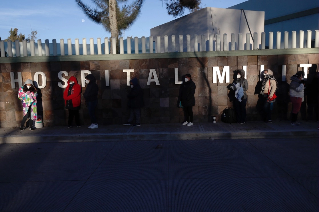 Personal médico realiza una fila para recibir la vacuna contra Covid-19 en el Hospital Militar en la Zona El Vergel, durante el semáforo rojo de la pandemia por coronavirus, en la CDMX. Foto Cristina Rodríguez / Archivo
