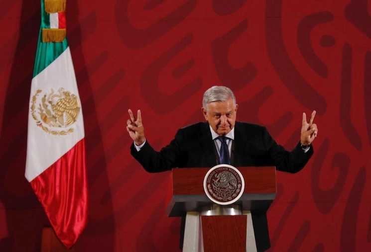 El mandatario al hacer la señal de amor y paz, durante su conferencia matutina. Foto Cristina Rodríguez  