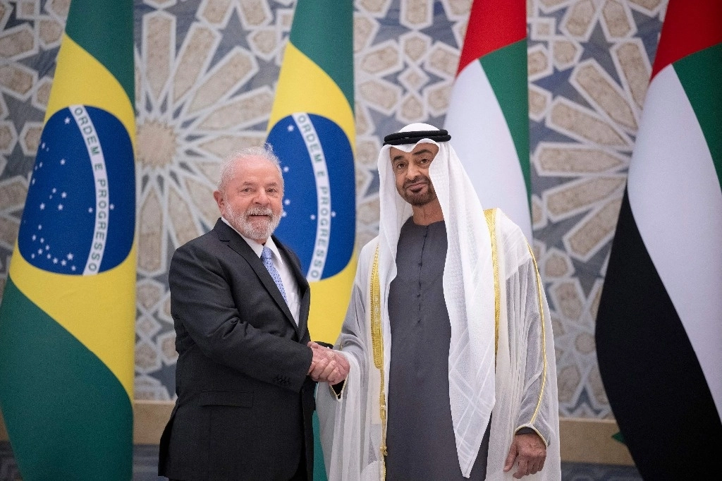 El presidente de Brasil, Luiz Inácio Lula da Silva, en su encuentro con su par de Emiratos Árabes Unidos, Mohamed bin Zayed Nahyan, en Abu Dabi el fin de semana. Foto Ministerio de asuntos presidenciales de los EAU vía Afp



