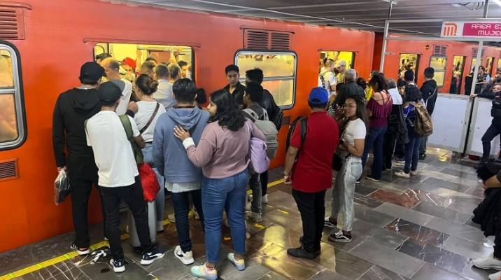 Usuarios en la estación Hidalgo del STC Metro en la Ciudad de México. Foto Pablo Ramos / Archivo
