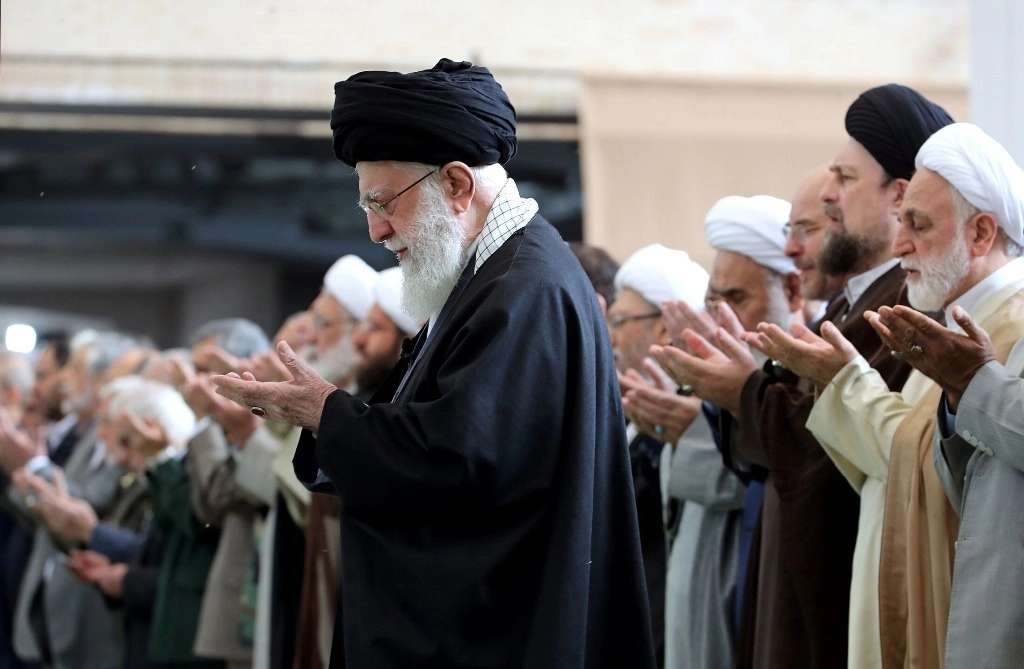 El ayatolá Jamenei reiteró el miércoles su promesa de tomar represalias contra Israel por los asesinatos de generales iraníes en Siria. Foto Ap 