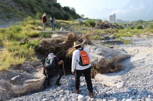 El colectivo Fuerzas Unidas por Nuestros Desaparecidos recorren  el cauce de un río y zonas aledañas para buscar a desaparecidos en el municipio de Hidalgo, Nuevo León. Foto Yolanda Chio /Archivo
