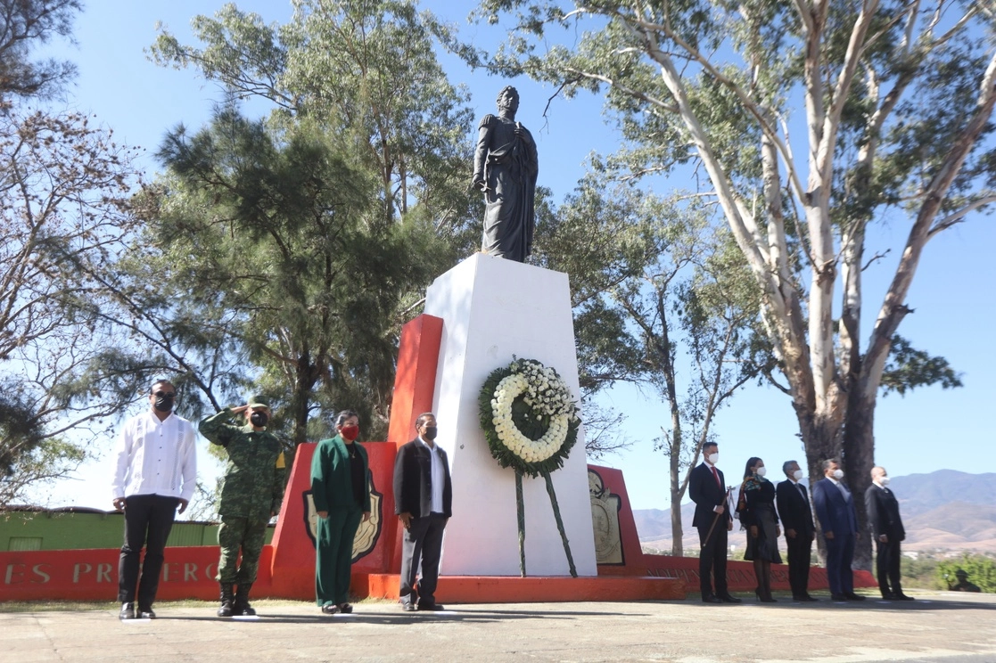 El gobernador de Oaxaca, Alejandro Murat Hinojosa, quien sostiene un bastón de mando, estuvo acompañado de representantes de los tres niveles de gobierno. Foto Jorge A. Pérez Alfonso