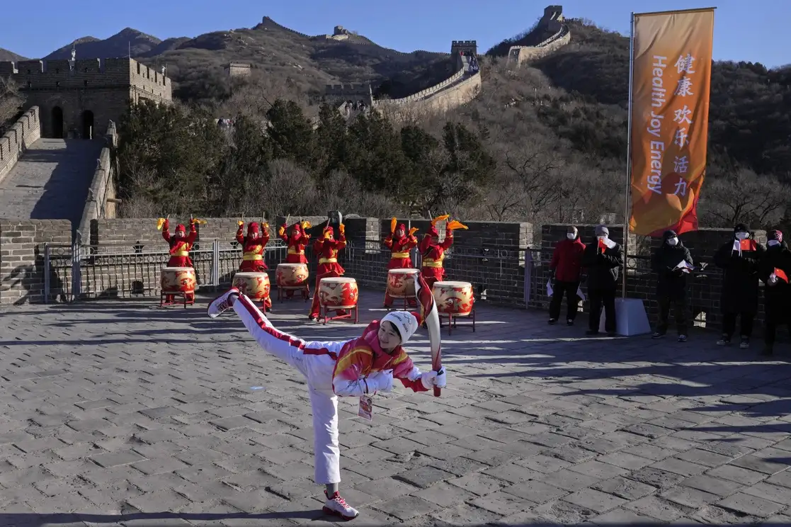 La llama olímpica se paseó por la Gran Muralla china, un día antes de la ceremonia de apertura de un evento marcado por la amenaza de la epidemia y tensiones políticas. Foto Ap