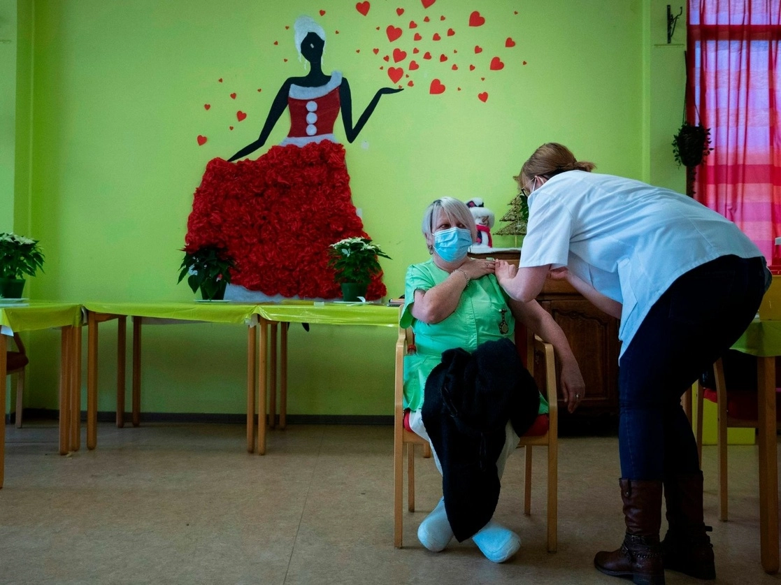 Una enfermera aplica la vacuna de Pfizer-BioNTech en un asilo en Mons, Bélgica. Foto Afp 