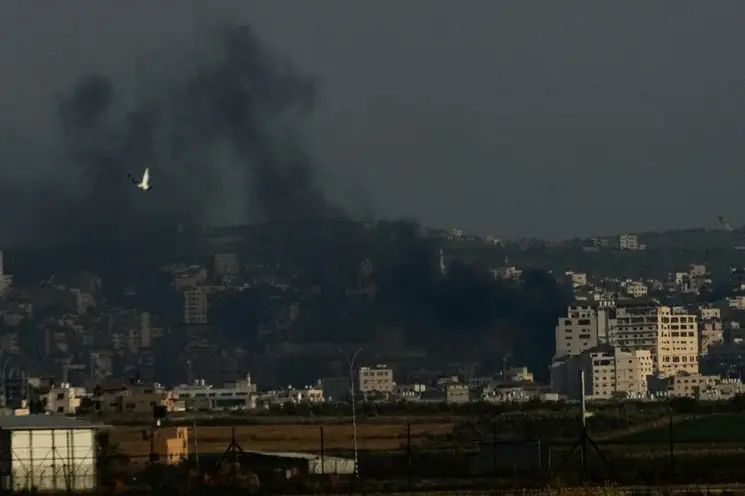 Columnas de humo se levantan durante una operación isrealí en Yenín, en Cisjordania ocupada, el 4 de julio de 2023. Foto Ap