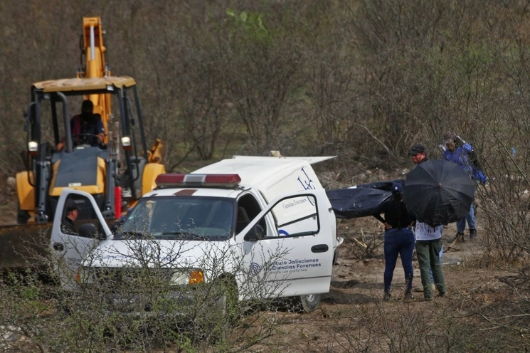 A inicios de julio, el colectivo Madres Buscadoras de Jalisco localizó en Tlajomulco de Zúñiga un predio de inhumación clandestina, en el que han localizado alrededor de 10 fosas, por lo que presumen que se trataría de una mega fosa. Foto Cuartoscuro 