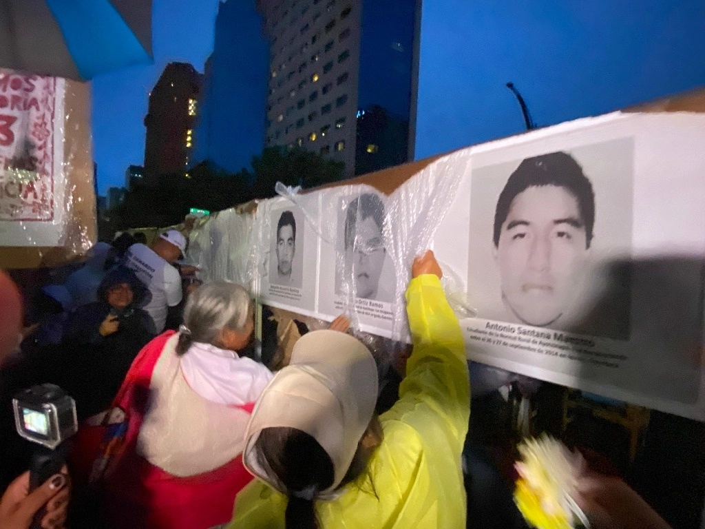 Instalación del memorial sobre Paseo de la Reforma. Foto German Canseco 