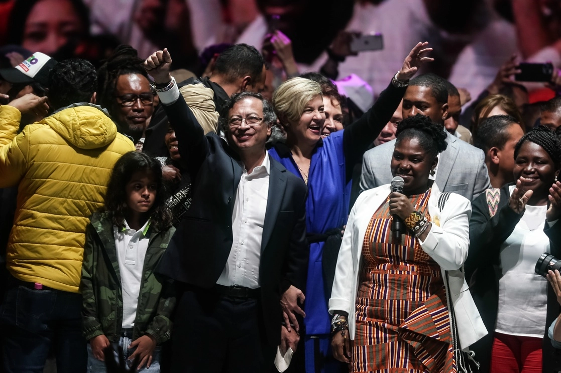 Gustavo Petro y simpatizantes durante la celebración del triunfo electoral. Foto Xinhua