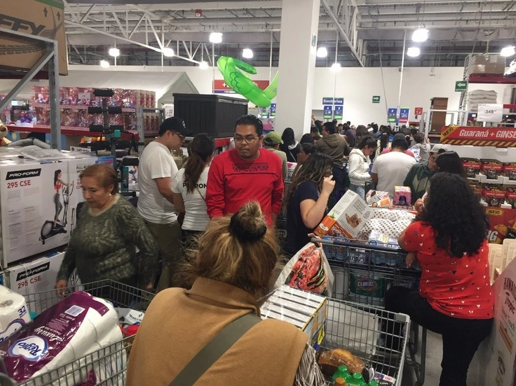 Cientos de personas realizan despensa en un supermercado capitalino, en imagen del lunes pasado. Foto Cristina Rodríguez