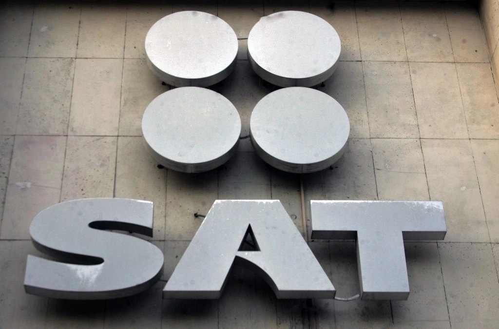 El SAT exhortó a la población que, antes de comprar una bebida alcohólica, puede verificar su autenticidad a través del marbete. Foto Roberto García Rivas / Archivo