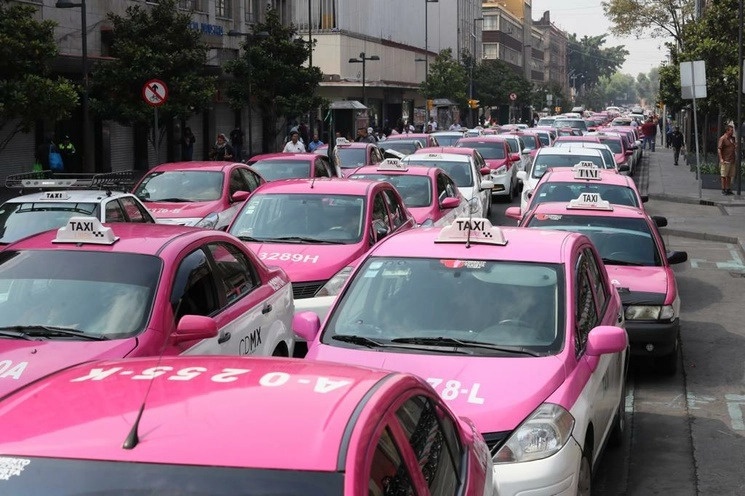 Miembros del Movimiento Nacional Taxista (MNT) ofrecen una conferencia de prensa en el zócalo capitalino. Exigen la regulación obligatoria de los servicios de taxi por aplicación que ofrecen empresas extranjeras a través de aplicaciones, en la Ciudad de México, el 22 de mayo del 2023. Foto Roberto García Ortiz 