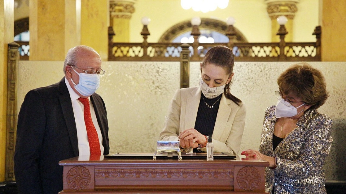 La jefa de Gobierno, Claudia Sheinbaum Pardo, participó en la celebración del 115 aniversario del Palacio Postal, del que señaló "es un edificio emblemático que guarda muchas historias de la Ciudad de México", y donde "cancelamos su estampilla conmemorativa". Foto La Jornada