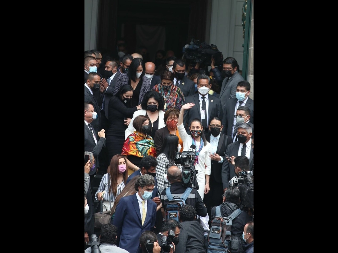 La jefa de Gobierno rindió ayer su tercer Informe ante el Congreso capitalino e invitados especiales. La mandataria escuchó las posturas de las distintas fuerzas políticas. Foto José Antonio López