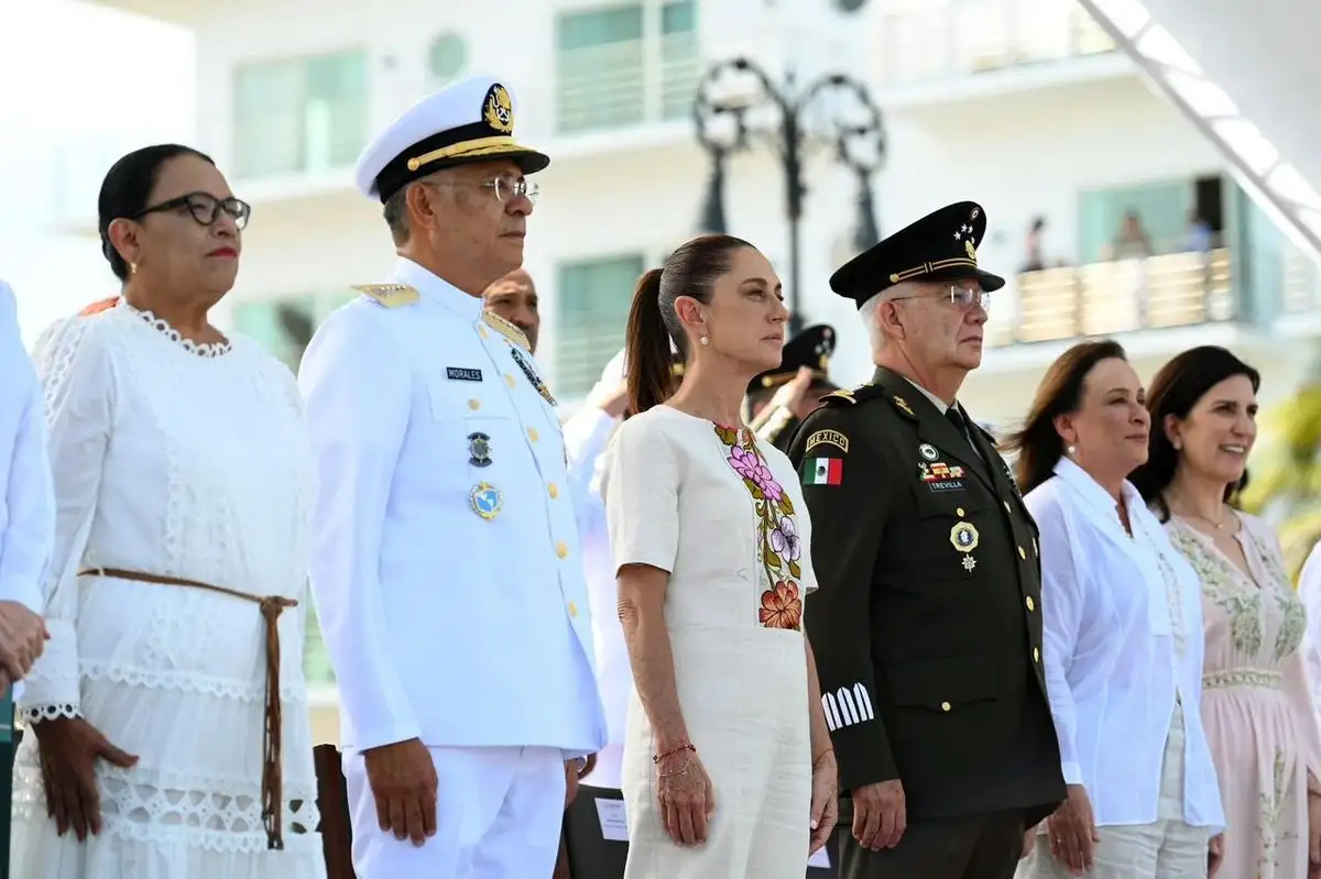 “Para defender la soberanía se necesitan valores, y las fuerzas armadas los tienen”, afirmó la mandataria ante mandos navales, militares y autoridades civiles reunidas en Plaza del Heroísmo Veracruzano, inaugurada hoy por la mandataria en el malecón. Foto