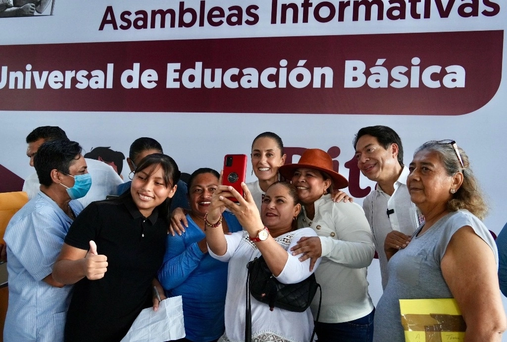 La presidenta, Claudia Sheinbaum (c) durante una asamblea informativa en Balancán, Tabasco. Foto tomada de la cuenta de X @Claudiashein